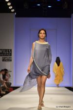 Model walk the ramp for Jenjum Gadi Show at Wills Lifestyle India Fashion Week 2012 day 5 on 10th Oct 2012 (64).JPG
